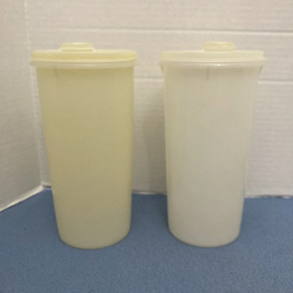 Tupperware Juice Container (Handdlier) 261-10 w/Flip Pour Lid (563-5) - Set of 2